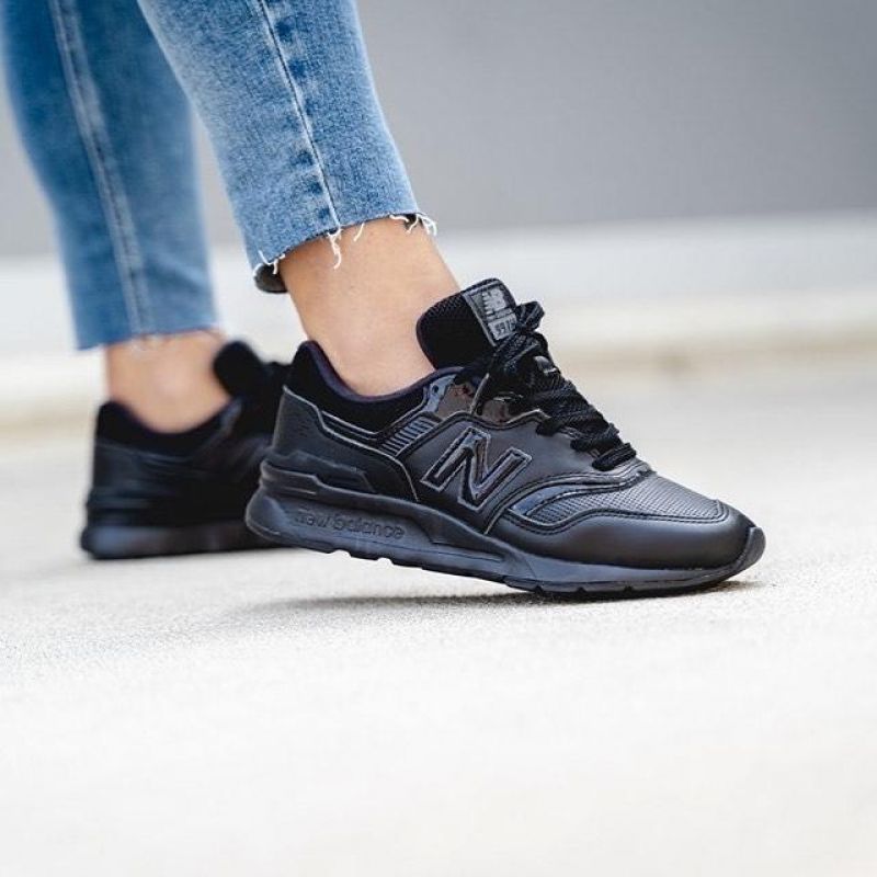 Dámské černé tenisky New Balance CW997HLB na noze