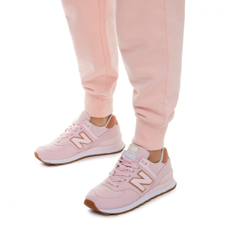 Dámské růžové tenisky New Balance WL574SCA na noze
